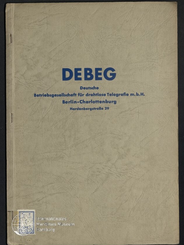 Beige, strukturiertes Heftcover mit großem blauen Titel ‚DEBEG‘ und darunter in kleineren blauen Lettern die Firmenbezeichnung ‚Deutsche Betriebsgesellschaft für drahtlose Telegrafie m.b.H., Berlin‑Charlottenburg, Hardenbergstraße 29‘; links sichtbare Heftung und unten links weißes Museumslogo mit der Aufschrift ‚Internationales Maritimes Museum Hamburg‘.