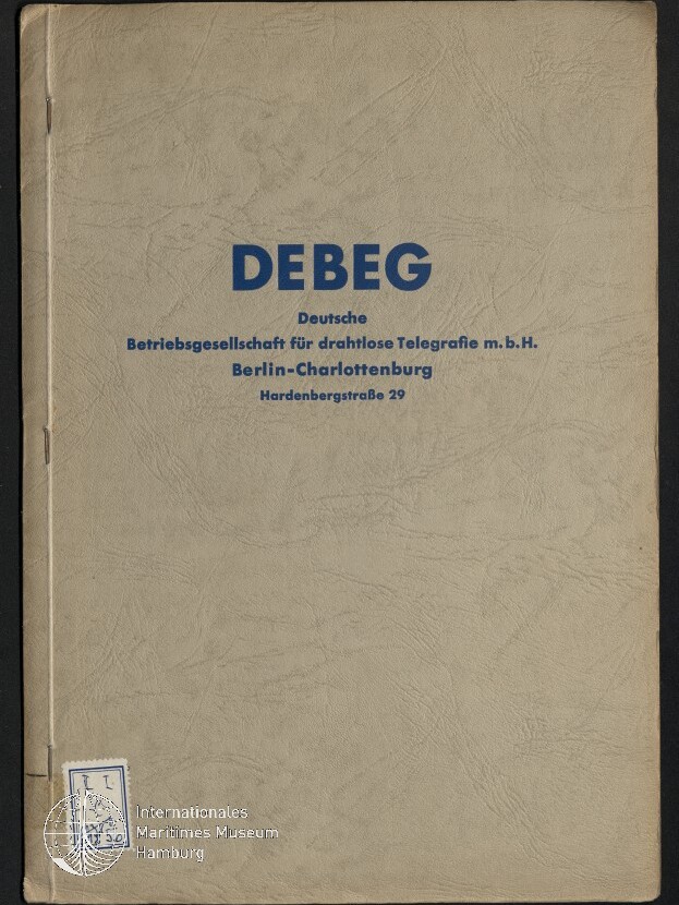 Beige, strukturiertes Heftcover mit großem blauem Titel „DEBEG“ und darunter kleingedrucktem Text „Deutsche Betriebsgesellschaft für drahtlose Telegrafie m.b.H., Berlin‑Charlottenburg, Hardenbergstraße 29“ sowie einem kleinen Museumslogo unten links.