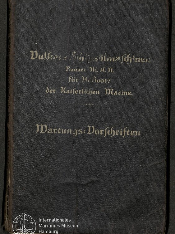 Schwarzer, leicht abgenutzter Lederumschlag mit goldgeprägter Frakturschrift; unten steht deutlich „Wartungs-Vorschriften“, darüber Hinweise zur Bauart für U-Boote der Kaiserlichen Marine, unten links das Logo des Internationalen Maritimen Museums Hamburg.