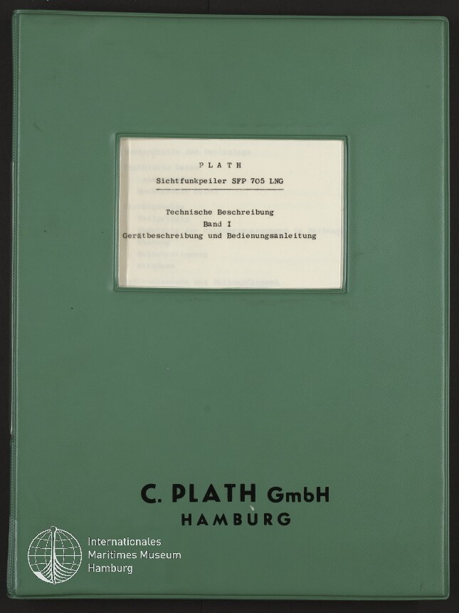 Grüner Ringordner mit Sichtfenster, in dem eine getippte Karte mit der Überschrift PLATH Sichtfunkpeiler SFP 705 LNG und dem Text Technische Beschreibung Band I Geräteschreibung und Bedienungsanleitung sichtbar ist; unten auf dem Einband der Schriftzug C. PLATH GmbH HAMBURG und das Logo des Internationalen Maritimen Museums Hamburg.