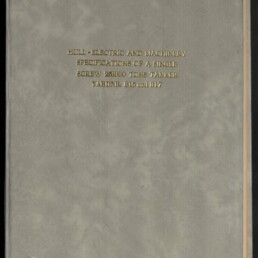 Grau-matter Buchcover mit goldgeprägtem englischen Titel in der Mitte und dem Logo sowie Schriftzug des Internationalen Maritimen Museums Hamburg unten links.