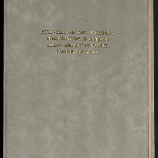 Grau-matter Buchcover mit goldgeprägtem englischen Titel in der Mitte und dem Logo sowie Schriftzug des Internationalen Maritimen Museums Hamburg unten links.