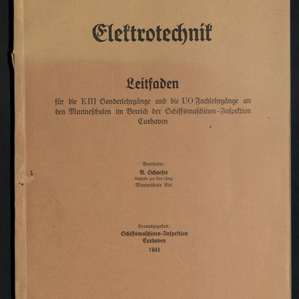 Beige Buchumschlag in schwarzer Frakturschrift mit dem Titel „Elektrotechnik“ und der Überschrift „Leitfaden“, darunter kleine Verlags- und Datumsangaben (Schiffsmachinen‑Inspektion Cuxhaven, 1941) sowie ein rundes Logo des Internationalen Maritimen Museums Hamburg unten links.
