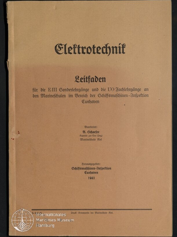 Beige Buchumschlag in schwarzer Frakturschrift mit dem Titel „Elektrotechnik“ und der Überschrift „Leitfaden“, darunter kleine Verlags- und Datumsangaben (Schiffsmachinen‑Inspektion Cuxhaven, 1941) sowie ein rundes Logo des Internationalen Maritimen Museums Hamburg unten links.