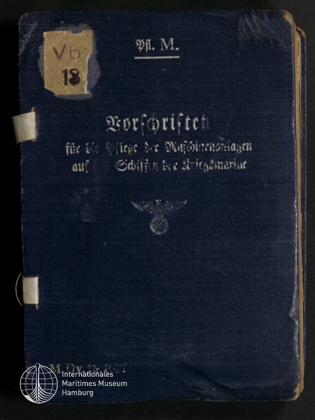 Dunkelblauer, abgenutzter Buchumschlag mit verblasster Frakturschrift, aufgeklebtem Papieretikett 'Vb 18' oben links, weißem Band am Rand, kleinem Reichsadler-Emblem in der Mitte und dem Logo/Schriftzug des Internationalen Maritimen Museums Hamburg unten links.