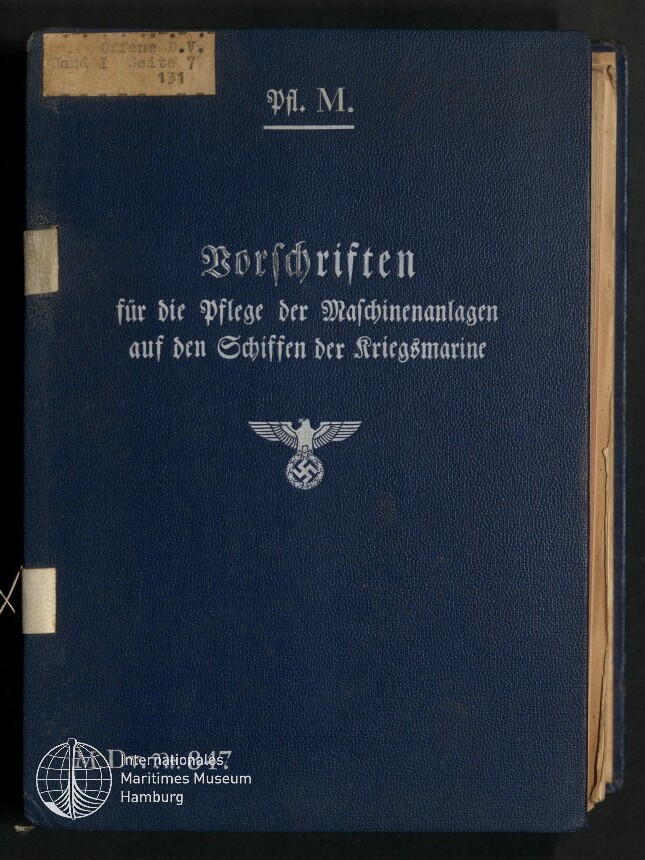 Dunkelblauer Hardcover-Einband mit weißer Frakturschrift 'Vorschriften für die Pflege der Maschinenanlagen auf den Schiffen der Kriegsmarine' und einem Hoheitsadler mit Hakenkreuz, oben links ein Etikett und unten links das Logo des Internationalen Maritimen Museums Hamburg.
