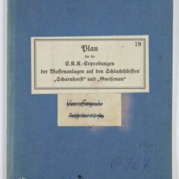 Blauer Dokumentenumschlag mit aufgeklebtetem Etikett »Plan für die E.R.R.-Erprobungen der Waffenanlagen auf den Schlachtschiffen „Scharnhorst“ und „Gneisenau“«, mit handschriftlichen Nummern, Stempeln und dem Logo des Internationalen Maritimen Museums Hamburg unten links.
