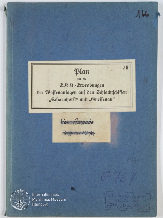 Blauer Dokumentenumschlag mit aufgeklebtetem Etikett »Plan für die E.R.R.-Erprobungen der Waffenanlagen auf den Schlachtschiffen „Scharnhorst“ und „Gneisenau“«, mit handschriftlichen Nummern, Stempeln und dem Logo des Internationalen Maritimen Museums Hamburg unten links.