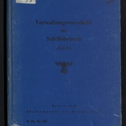 Blauer, leicht abgenutzter Buchdeckel mit dem Titel „Verwaltungsvorschrift für Schiffsbetreib (V.f.S.)“, mittig ein Hoheitsadler mit Hakenkreuz, handschriftlicher Aufkleber oben links und kleines Museumslogo unten links.
