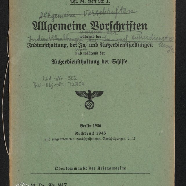 Deckblatt eines grünen Hefts mit dem gedruckten Titel „Allgemeine Vorschriften“, handschriftlichen Anmerkungen, dem Reichsadler mit Hakenkreuz in der Mitte, dem Druckvermerk „Berlin 1936 Nachdruck 1943“ und einem Stempel des Internationalen Maritimen Museums Hamburg.