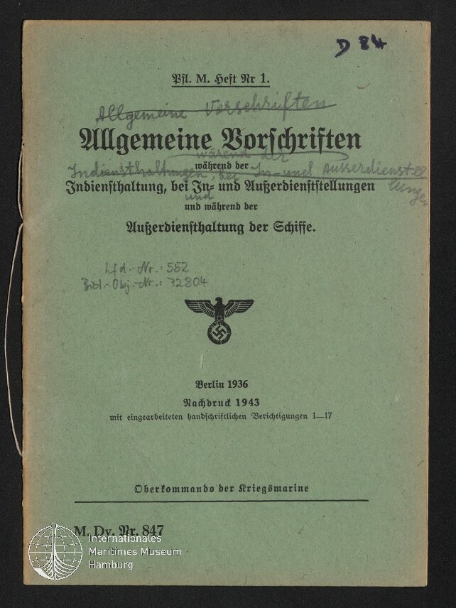 Deckblatt eines grünen Hefts mit dem gedruckten Titel „Allgemeine Vorschriften“, handschriftlichen Anmerkungen, dem Reichsadler mit Hakenkreuz in der Mitte, dem Druckvermerk „Berlin 1936 Nachdruck 1943“ und einem Stempel des Internationalen Maritimen Museums Hamburg.