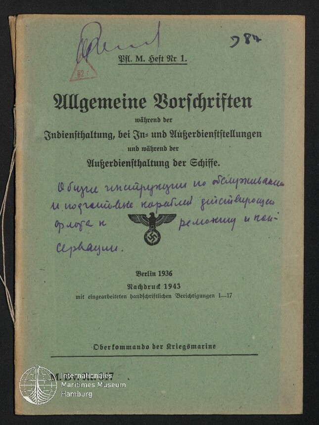 Hellgrünes Heftdeckblatt mit der Überschrift „Allgemeine Vorschriften“ in Frakturschrift, Reichsadler mit Hakenkreuz, violette kyrillische Handschrift, Stempel, Datierung „Berlin 1936 Nachdruck 1943“ und Museumssignet.