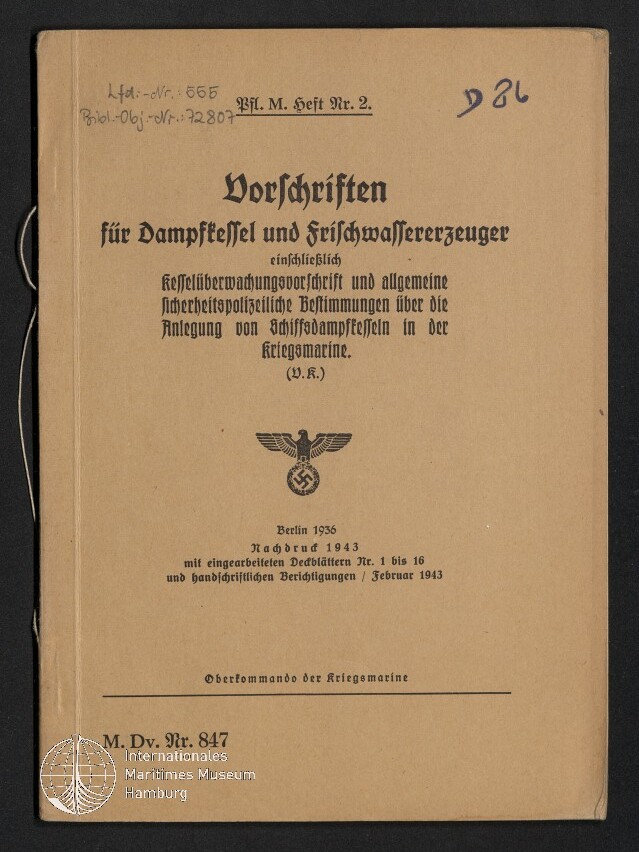 Buchumschlag eines deutschen Vorschriftenhefts mit schwarzem Fraktur-Titel „Vorschriften für Dampfkessel und Frischwassererzeuger“, Datierung 1936/1943 und darunter ein Reichsadler mit Hakenkreuz sowie ein aufgedruckter Museumsstempel des Internationalen Maritimen Museums Hamburg.