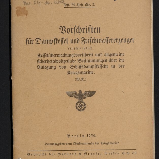 Beigefarbenes Heft mit Frakturschrift: Titel ‚Vorschriften für Dampfkessel und Frischwassererzeuger‘, darunter Verlagsangabe Berlin 1936 und ein Reichsadler mit Hakenkreuz sowie handschriftliche Notizen am oberen Rand.