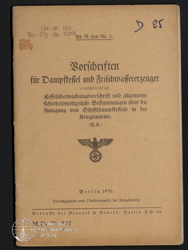 Beigefarbenes Heft mit Frakturschrift: Titel ‚Vorschriften für Dampfkessel und Frischwassererzeuger‘, darunter Verlagsangabe Berlin 1936 und ein Reichsadler mit Hakenkreuz sowie handschriftliche Notizen am oberen Rand.