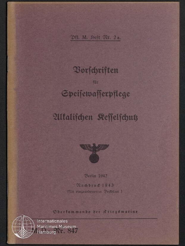 Braun-violettes Deckblatt eines deutschen Heftes mit schwarzer Frakturschrift: Titel »Vorschriften für Speisewasserpflege, Alkalischen Kesselschutz«, NS-Adleremblem in der Mitte, Angaben »Berlin 1942, Nachdruck 1943« und Vermerk »Oberkommando der Kriegsmarine«, links unten Logo des Internationalen Maritimen Museums Hamburg.