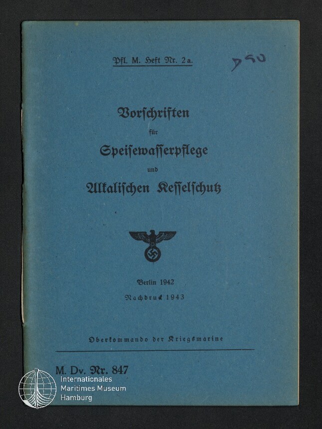 Blaues Heft mit schwarzer Frakturschrift: Titel ‚Vorschriften für Speisewasserpflege und Kesselschutz‘, Druckangaben Berlin 1942 (Nachdruck 1943), darunter der deutsche Reichsadler mit Hakenkreuz und ein Museumslogo unten links.