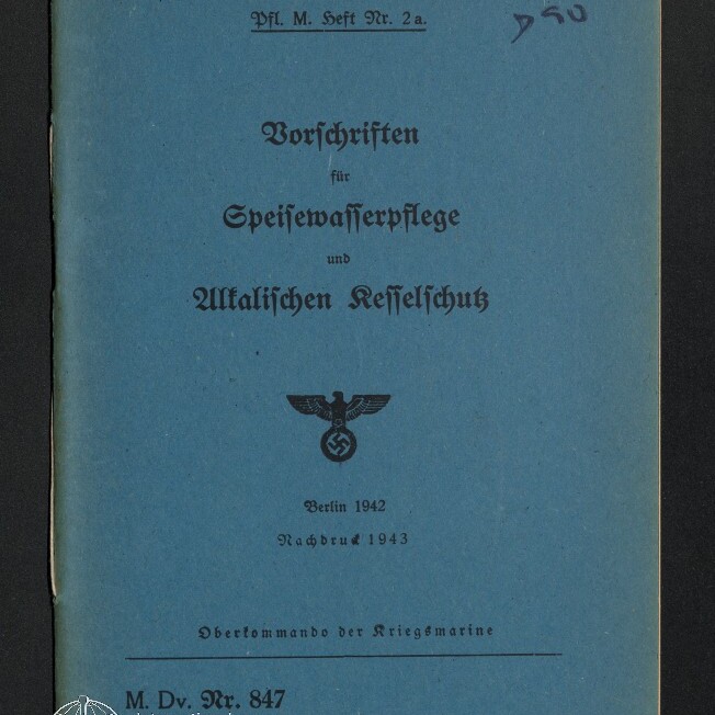 Blaues Heft mit schwarzer Frakturschrift: Titel ‚Vorschriften für Speisewasserpflege und Kesselschutz‘, Druckangaben Berlin 1942 (Nachdruck 1943), darunter der deutsche Reichsadler mit Hakenkreuz und ein Museumslogo unten links.