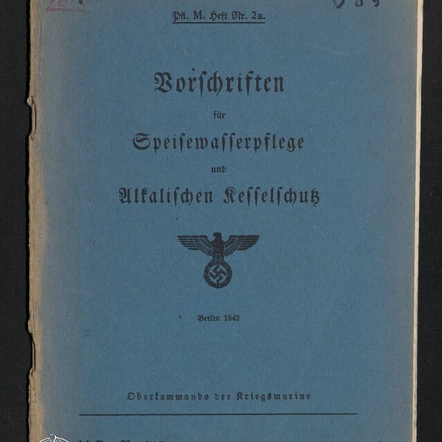 Blaues, abgegriffenes Heft mit dem Titel 