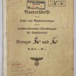 Deckblatt einer deutschen Marineschrift, Berlin 1938, mit dem Titel ‚Bauvorschrift für die Kessel- und Maschinenanlagen…für Schiffsbetrieb der Kreuzer „K“ und „N“‘, gestempelt und handschriftlich annotiert, mit Reichsadler und Hakenkreuz sowie Museumswasserzeichen.