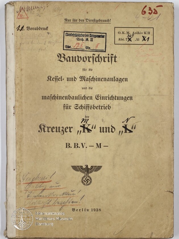 Deckblatt einer deutschen Marineschrift, Berlin 1938, mit dem Titel ‚Bauvorschrift für die Kessel- und Maschinenanlagen…für Schiffsbetrieb der Kreuzer „K“ und „N“‘, gestempelt und handschriftlich annotiert, mit Reichsadler und Hakenkreuz sowie Museumswasserzeichen.