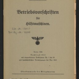 Titelseite eines deutschen Marineschriftenhefts in Frakturschrift mit dem Titel ‚Betriebsvorschriften für Hilfsmaschinen‘, darunter ein Reichsadler-Emblem, Druckangaben ‚Berlin 1936‘ und ‚Nachdruck 1943‘, handschriftliche Notizen links sowie ein kleines Museumswasserzeichen unten links.