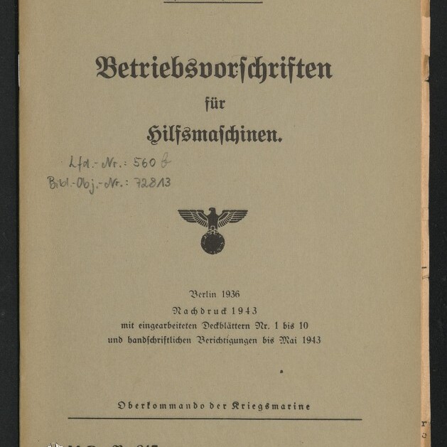 Titelseite eines deutschen Marineschriftenhefts in Frakturschrift mit dem Titel ‚Betriebsvorschriften für Hilfsmaschinen‘, darunter ein Reichsadler-Emblem, Druckangaben ‚Berlin 1936‘ und ‚Nachdruck 1943‘, handschriftliche Notizen links sowie ein kleines Museumswasserzeichen unten links.