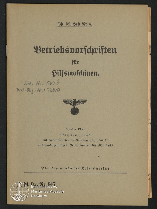 Titelseite eines deutschen Marineschriftenhefts in Frakturschrift mit dem Titel ‚Betriebsvorschriften für Hilfsmaschinen‘, darunter ein Reichsadler-Emblem, Druckangaben ‚Berlin 1936‘ und ‚Nachdruck 1943‘, handschriftliche Notizen links sowie ein kleines Museumswasserzeichen unten links.