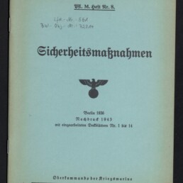 Titelblatt eines blass blaugrünen Heftes mit großem Frakturtitel „Sicherheitsmaßnahmen“, darüber die Angabe „Bfl. M. Heft Nr. 8.“ und handschriftliche Notizen; in der Mitte ein Reichsadler mit Hakenkreuz, darunter die Angaben „Berlin 1936“ und „Nachdruck 1943“ sowie ein Stempel des Internationalen Maritimen Museums Hamburg.