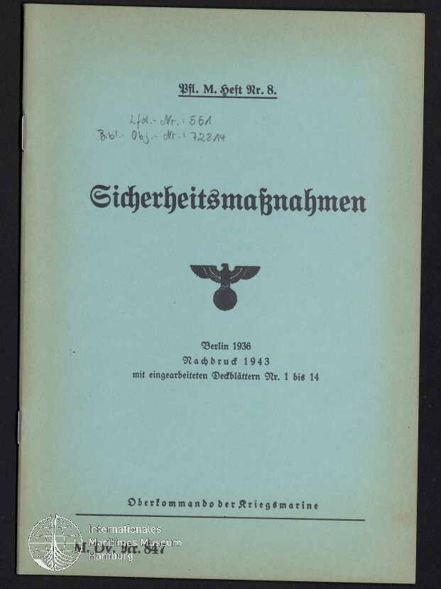 Titelblatt eines blass blaugrünen Heftes mit großem Frakturtitel „Sicherheitsmaßnahmen“, darüber die Angabe „Bfl. M. Heft Nr. 8.“ und handschriftliche Notizen; in der Mitte ein Reichsadler mit Hakenkreuz, darunter die Angaben „Berlin 1936“ und „Nachdruck 1943“ sowie ein Stempel des Internationalen Maritimen Museums Hamburg.