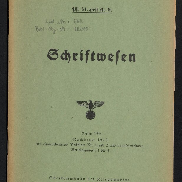 Titelseite eines hellgrünen Hefts mit dem in Frakturschrift gesetzten Titel „Schriftwesen“, darunter ein Reichsadler mit Hakenkreuz, Angaben „Berlin 1936“ und „Nachdruck 1943“, handschriftliche Notizen oben links und Museumssiegel unten links.