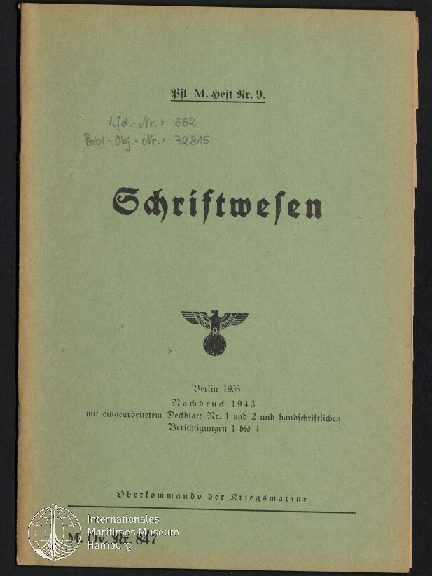 Titelseite eines hellgrünen Hefts mit dem in Frakturschrift gesetzten Titel „Schriftwesen“, darunter ein Reichsadler mit Hakenkreuz, Angaben „Berlin 1936“ und „Nachdruck 1943“, handschriftliche Notizen oben links und Museumssiegel unten links.