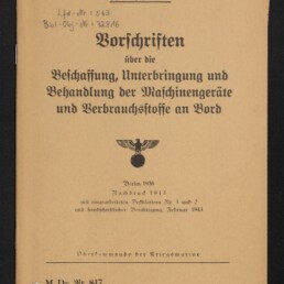 Titelblatt eines deutschen Marinehandbuchs in Frakturschrift mit dem Titel „Vorschriften über die Beschaffung, Unterbringung und Behandlung der Maschinengeräte und Verbrauchsstoffe an Bord“, Reichsadler-Emblem in der Mitte, Datierung Berlin 1936/Nachdruck 1943 und Stempel des Internationalen Maritimen Museums Hamburg.