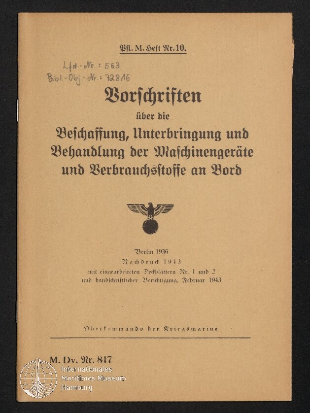 Titelblatt eines deutschen Marinehandbuchs in Frakturschrift mit dem Titel „Vorschriften über die Beschaffung, Unterbringung und Behandlung der Maschinengeräte und Verbrauchsstoffe an Bord“, Reichsadler-Emblem in der Mitte, Datierung Berlin 1936/Nachdruck 1943 und Stempel des Internationalen Maritimen Museums Hamburg.