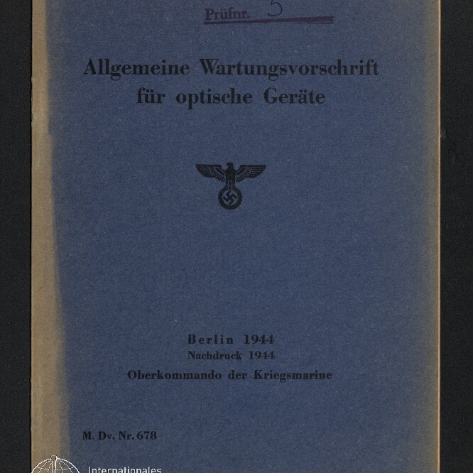 Blaue Buchumschlag eines deutschen Kriegsmarine‑Handbuchs von 1944 mit dem Titel Allgemeine Wartungsvorschrift für optische Geräte, Adler mit Hakenkreuz in der Mitte, violetter Stempel „Prüfr. 5“ oben und Museumswasserzeichen unten links.