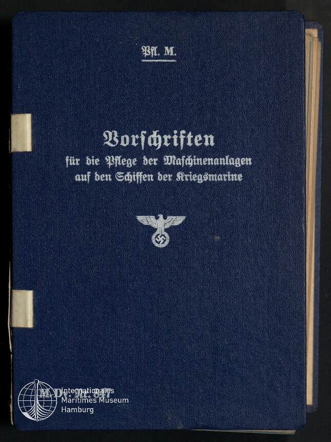 Dunkelblauer Buchumschlag mit weißer Frakturschrift 'Vorschriften für die Pflege der Maschinenanlagen auf den Schiffen der Kriegsmarine' und einem Reichsadler mit Hakenkreuz in der Mitte; unten links das Logo des Internationalen Maritimen Museums Hamburg.