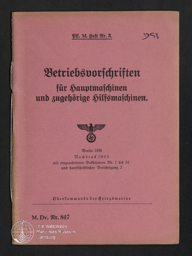 Rosa Einband eines deutschen Diensthefts in Frakturschrift mit der Überschrift „Betriebsvorschriften für Hauptmaschinen und zugehörige Hilfsmaschinen“, darunter das nationalsozialistische Reichsadler‑Emblem mit Hakenkreuz sowie die Angaben „Berlin 1936“ und „Nachdruck 1943“ und ein Stempel des Internationalen Maritimen Museums Hamburg.
