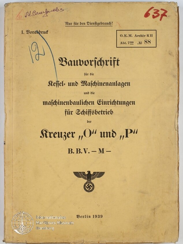 Vergilbtes Titelblatt eines deutschen Bauvorschriftshefts (Berlin 1939) mit schwarzer Frakturschrift 'Bauvorschrift' und dem Text zu Kessel- und Maschinenanlagen für die Kreuzer „O“ und „P“, handschriftlichen Nummern und Stempeln, einem Reichsadler mit Hakenkreuz sowie einem Wasserzeichen des Internationalen Maritimen Museums Hamburg unten links.