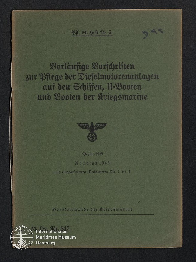 Grünes Heft mit Frakturschrift-Titel „Vorläufige Vorschriften zur Pflege der Dieselmotorenanlagen auf den Schiffen, U-Booten und Booten der Kriegsmarine“, darunter der Reichsadler mit Hakenkreuz, die Datierung „Berlin 1938 / Nachdruck 1943“ sowie ein runder Museumstempel des Internationalen Maritimen Museums Hamburg unten links.