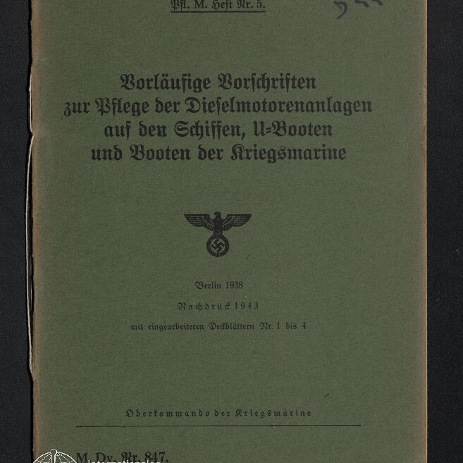 Grünes Heft mit Frakturschrift-Titel „Vorläufige Vorschriften zur Pflege der Dieselmotorenanlagen auf den Schiffen, U-Booten und Booten der Kriegsmarine“, darunter der Reichsadler mit Hakenkreuz, die Datierung „Berlin 1938 / Nachdruck 1943“ sowie ein runder Museumstempel des Internationalen Maritimen Museums Hamburg unten links.