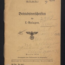 Verblasstes beige Heft mit Frakturschrift-Titel 