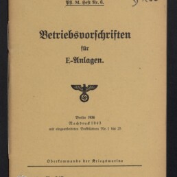 Titelseite eines deutschen Diensthefts mit dem Titel ‚Betriebsvorschriften für E‑Anlagen‘, darunter ein Reichsadler mit Hakenkreuz, Veröffentlichungsangaben ‚Berlin 1936 Nachdruck 1943‘ und der Vermerk ‚Oberkommando der Kriegsmarine‘; unten links Wasserzeichen des Internationalen Maritimen Museums Hamburg.
