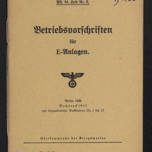 Titelseite eines deutschen Diensthefts mit dem Titel ‚Betriebsvorschriften für E‑Anlagen‘, darunter ein Reichsadler mit Hakenkreuz, Veröffentlichungsangaben ‚Berlin 1936 Nachdruck 1943‘ und der Vermerk ‚Oberkommando der Kriegsmarine‘; unten links Wasserzeichen des Internationalen Maritimen Museums Hamburg.