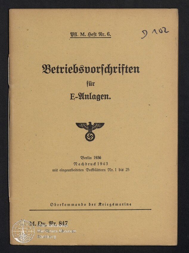 Titelseite eines deutschen Diensthefts mit dem Titel ‚Betriebsvorschriften für E‑Anlagen‘, darunter ein Reichsadler mit Hakenkreuz, Veröffentlichungsangaben ‚Berlin 1936 Nachdruck 1943‘ und der Vermerk ‚Oberkommando der Kriegsmarine‘; unten links Wasserzeichen des Internationalen Maritimen Museums Hamburg.