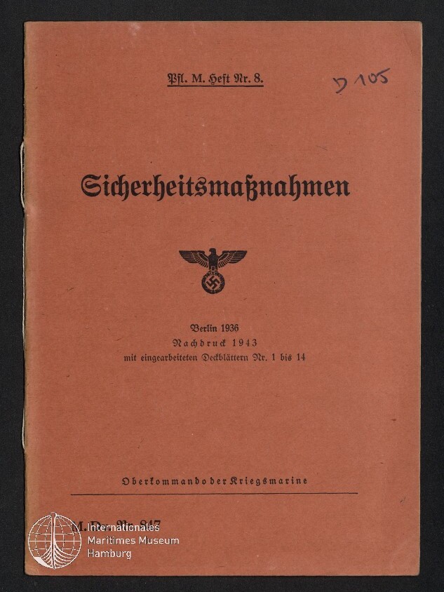 Rotbraunes Heftcover mit dem Titel 'Sicherheitsmaßnahmen' in schwarzer Frakturschrift, mittig ein Reichsadler mit Hakenkreuz, darunter die Druckangaben 'Berlin 1936' und 'Nachdruck 1943' sowie 'Oberkommando der Kriegsmarine', mit handschriftlicher Notiz oben rechts und Museumslogo unten links.