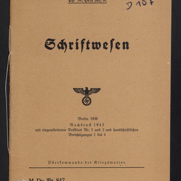Brauner Heftumschlag mit dem in schwarzer Frakturschrift gesetzten Titel „Schriftwesen“, mittig ein gedruckter Reichsadler mit Hakenkreuz, darunter Veröffentlichungsangaben (Berlin 1936, Nachdruck 1943, Oberkommando der Kriegsmarine), oben rechts handschriftliche Markierung und unten links ein Museumsstempel.