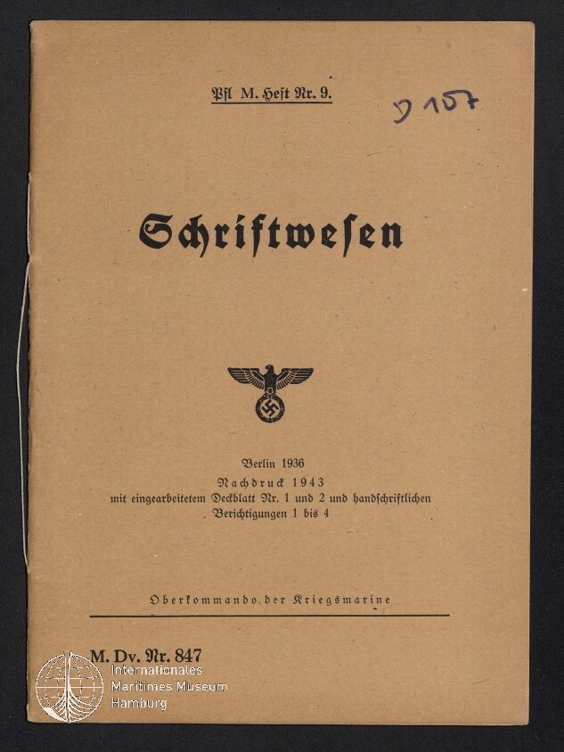 Brauner Heftumschlag mit dem in schwarzer Frakturschrift gesetzten Titel „Schriftwesen“, mittig ein gedruckter Reichsadler mit Hakenkreuz, darunter Veröffentlichungsangaben (Berlin 1936, Nachdruck 1943, Oberkommando der Kriegsmarine), oben rechts handschriftliche Markierung und unten links ein Museumsstempel.