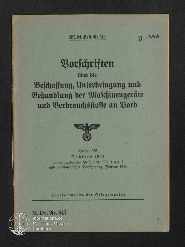 Titelseite eines deutschen Marine‑Hefts in schwarzer Frakturschrift mit dem Titel 'Vorschriften über die Beschaffung, Unterbringung und Behandlung der Maschinengeräte und Verbrauchsstoffe an Bord', darunter der Reichsadler mit Hakenkreuz, Druckangaben 'Berlin 1936 / Nachdruck 1943' und das Signum 'M. Dv. Nr. 847', unten links Museumssiegel des Internationalen Maritimen Museums Hamburg.