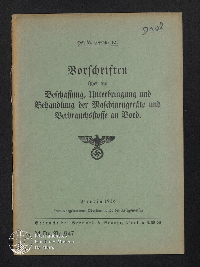 Umschlag eines blassgrünen deutschen Hefts von 1936 mit dem gedruckten Titel »Vorschriften über die Beschaffung, Unterbringung und Behandlung der Maschinengeräte und Verbrauchsstoffe an Bord« und einem Reichsadler mit Hakenkreuz in der Mitte.