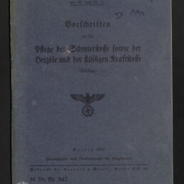 Blaues Deckblatt einer 1938 in Berlin erschienenen deutschen Dienstvorschrift mit schwarzer Frakturschrift, mittig gedrucktem Reichsadler mit Hakenkreuz, handschriftlichen Notizen oben rechts sowie dem Logo des Internationalen Maritimen Museums Hamburg unten links.